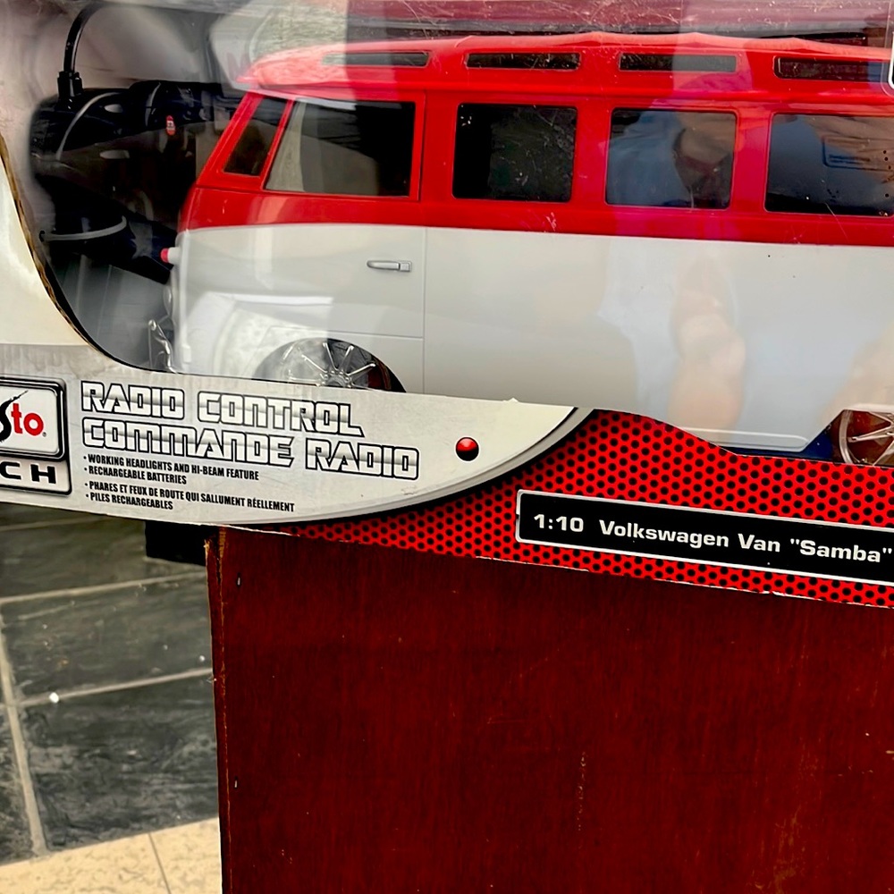 MAISTO Tech Volkswagen Van “Samba” Bus commande radio, rc, color red/white. New!